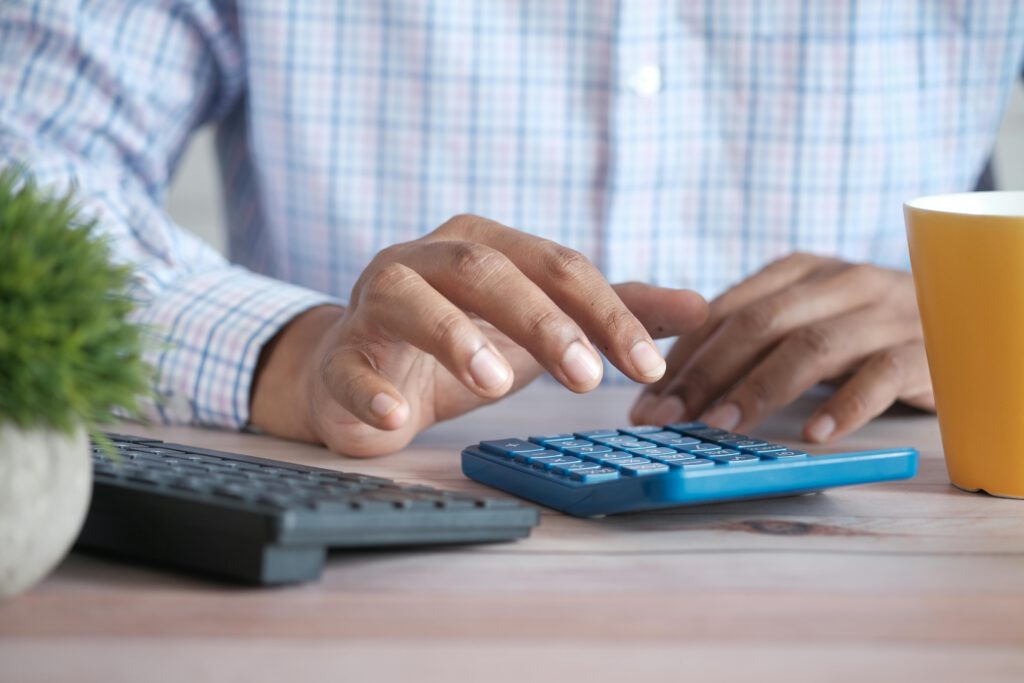 Boekhouder Rotterdam helpt ondernemer met administratie en calculator